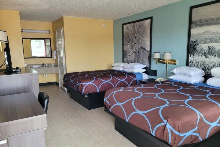 1 Queen Bed (2 of 9)