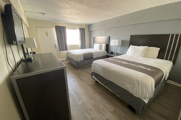 2 Queen Beds (17 of 41)