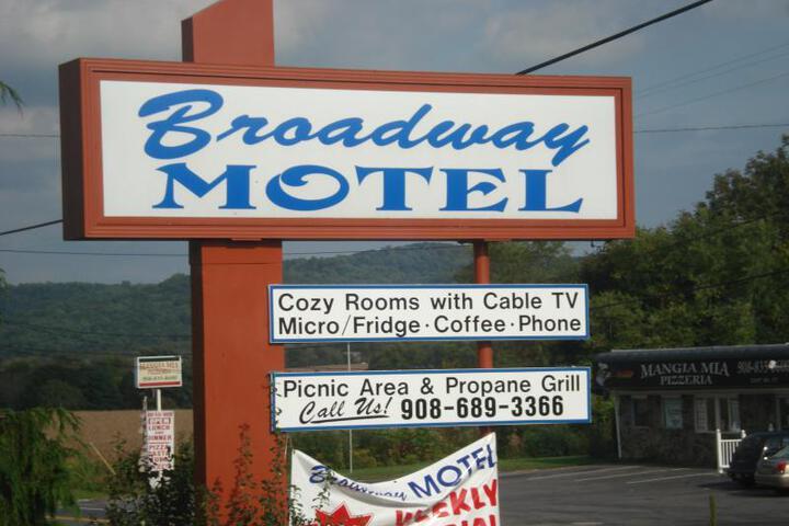 Exterior of Broadway Motel Washington