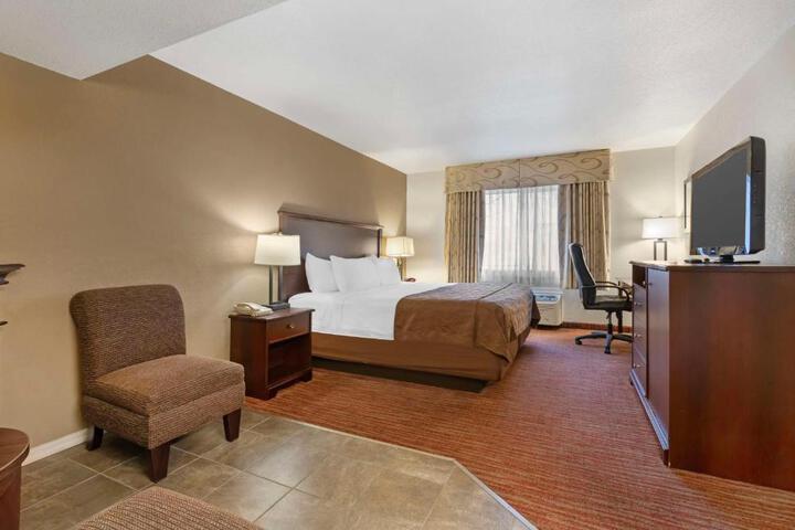 2 Queen Beds High Speed Internet Accessible First Floor Pet Friendly Room Coffee Maker Shower Only Full Breakfast (14 of 27)