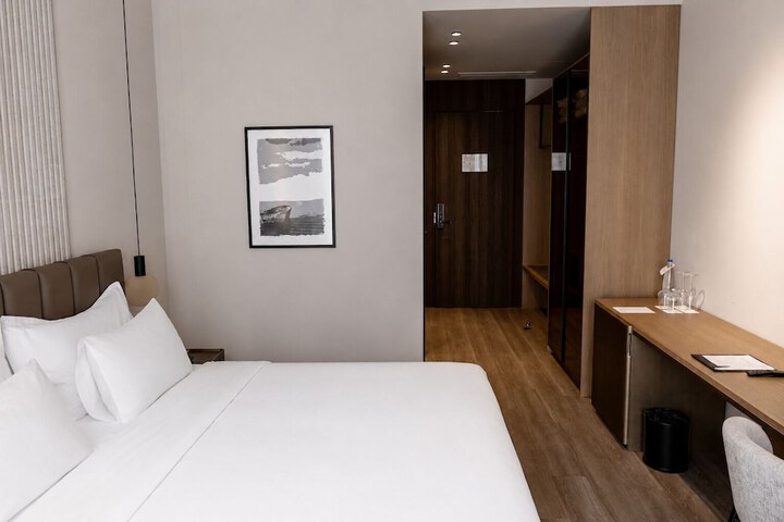 Room 52 of 176