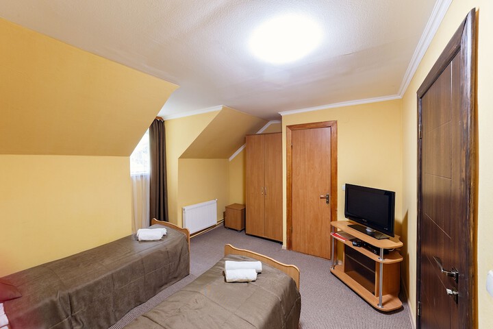 Room 13 of 38