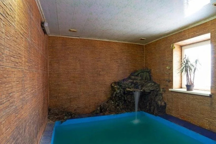 Pool 10 of 16