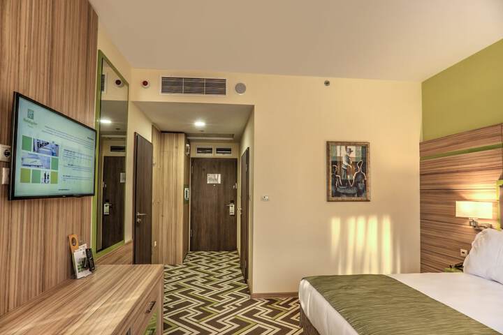 Room 12 of 93