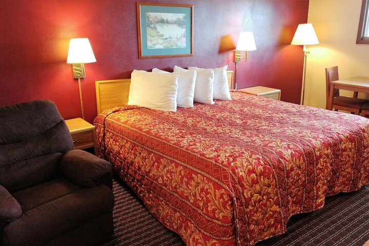 1 King Bed (4 of 7)