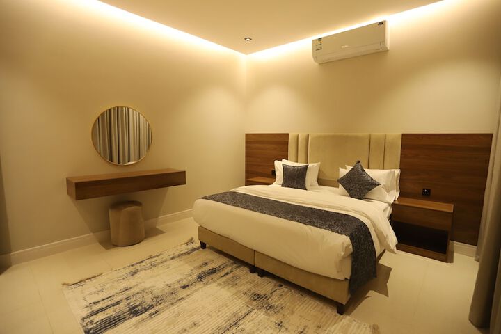 Room 6 of 12