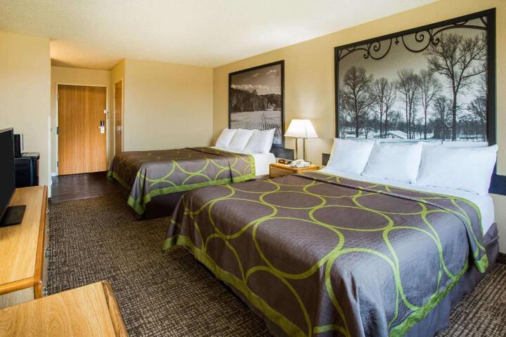 1 Queen Bed (10 of 12)