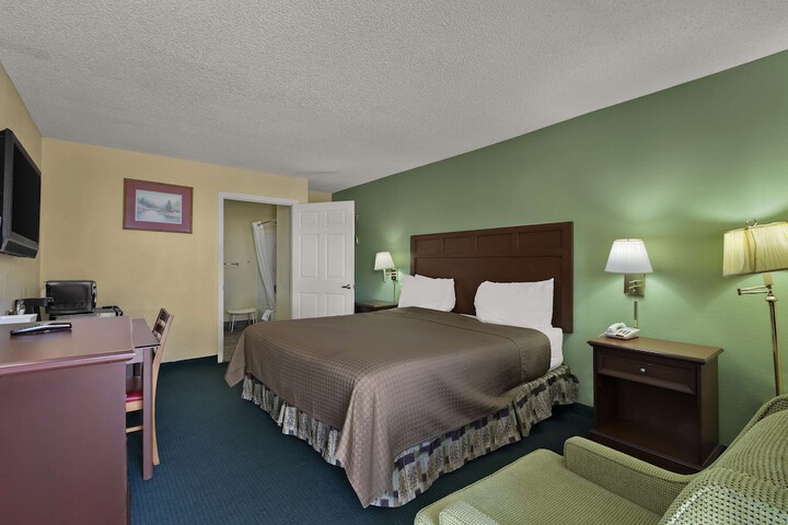 Accessible 1 King Bed - Free WiFi, Microwave, Minifridge Coffeemaker Cable TV Desk (2 of 11)