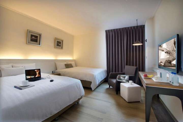 Room 6 of 30