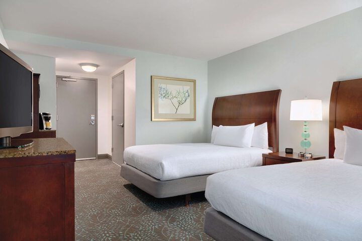 2 Queen Beds (2 of 8)