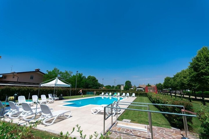 Pool 18 of 33
