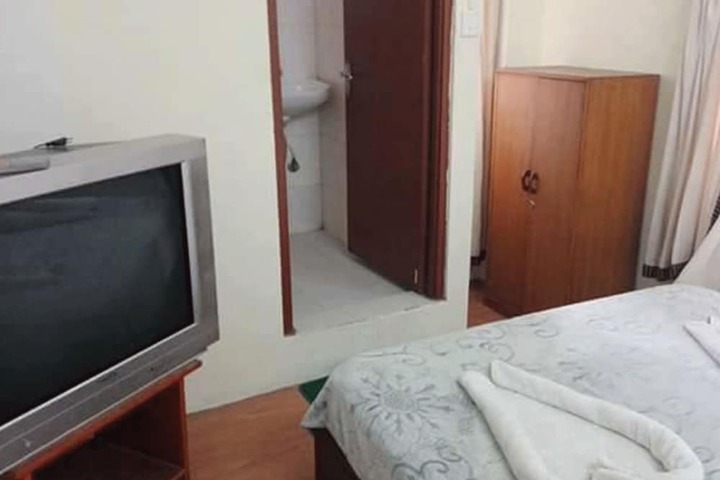 Room 13 of 30