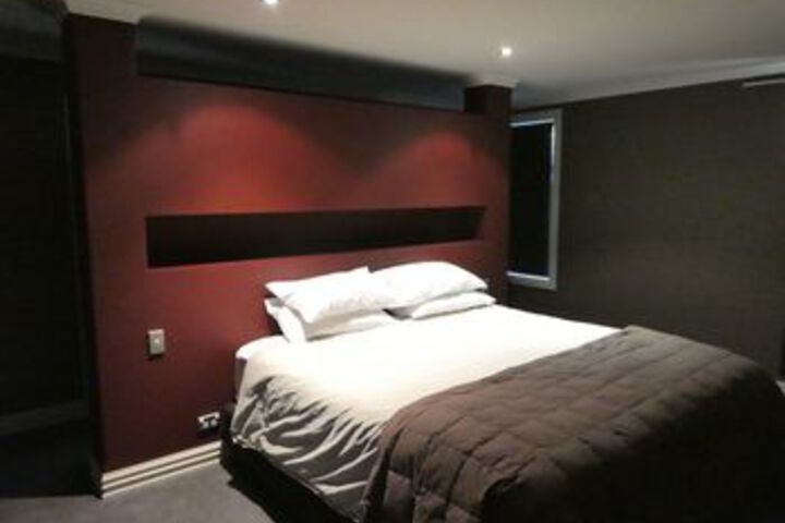 Room 9 of 18