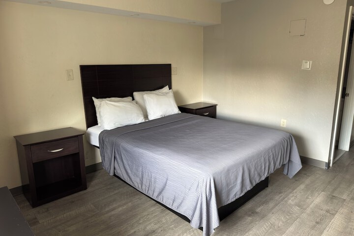 Room 6 of 13