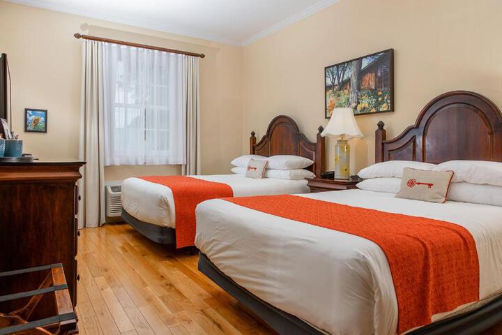 Deluxe 2 Queen Beds (13 of 22)
