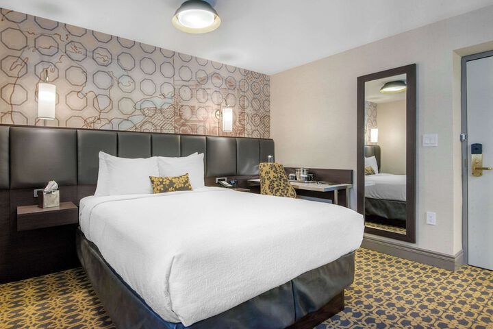 1 Queen Bed (7 of 7)