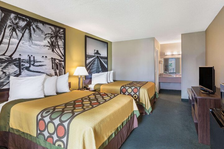 2 Double Beds (10 of 18)