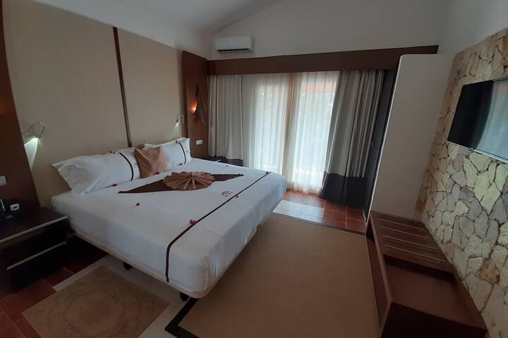 Room 8 of 103