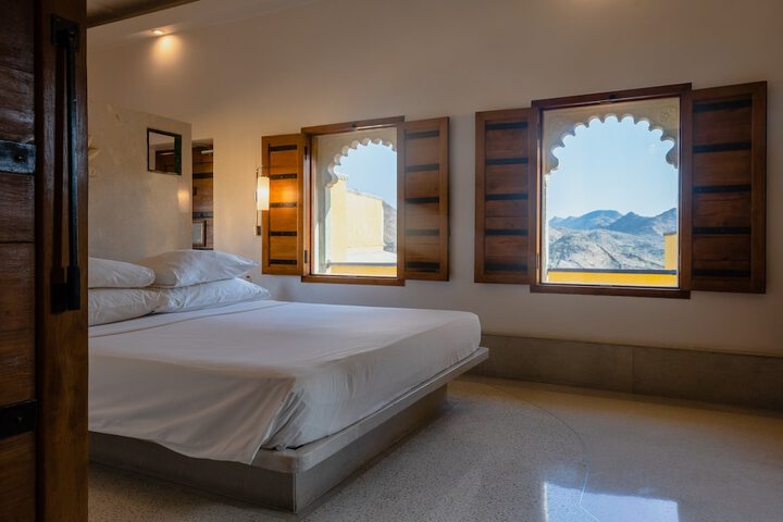 Room 3 of 166