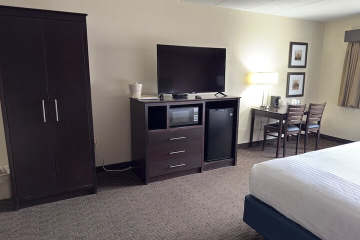1 King Bed Second Floor No Elevator (2 of 13)