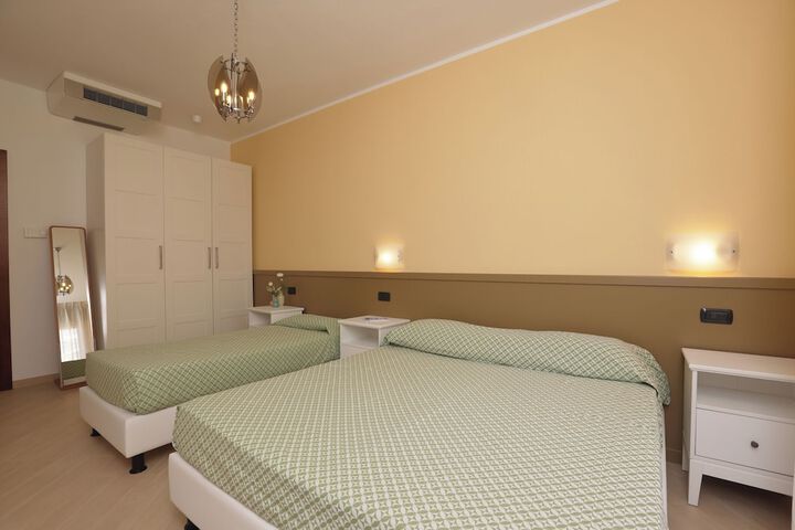 Room 27 of 100