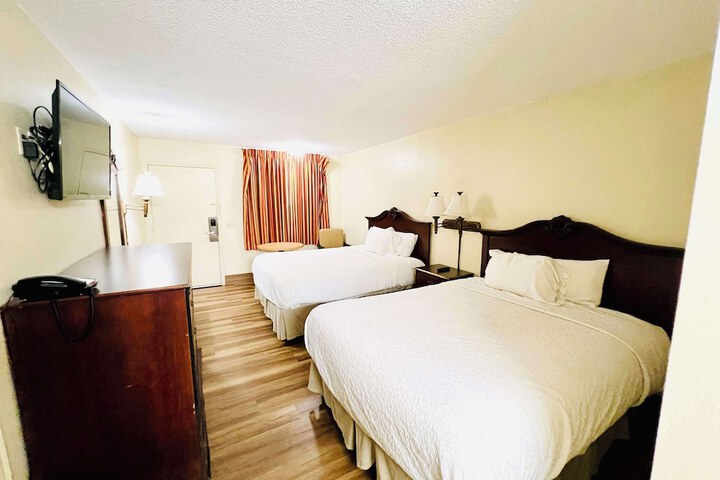 2 Queen Beds (2 of 7)