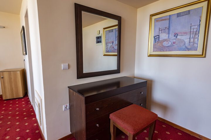 Room 16 of 51