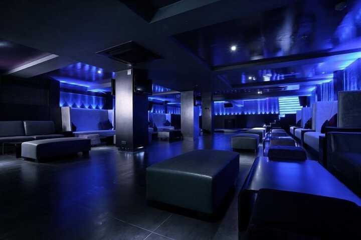 Lounge 26 of 28