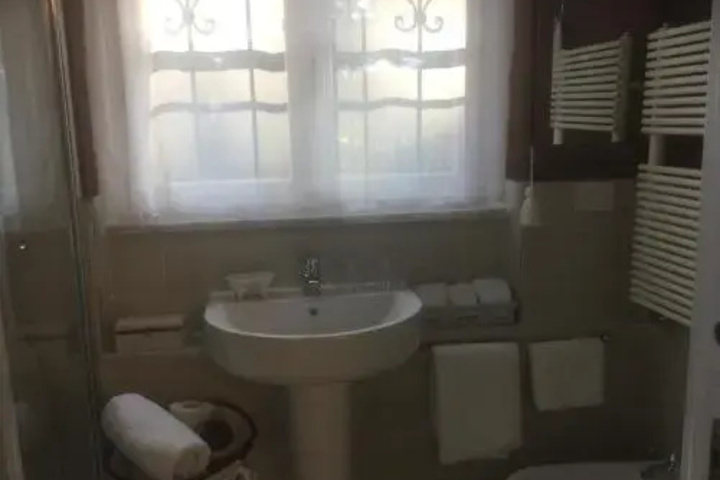 Room 6 of 13