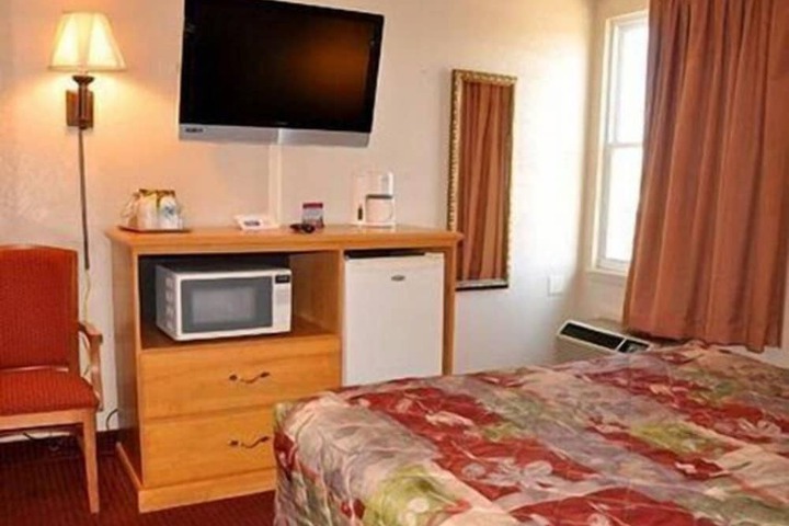 1 Queen Bed (14 of 20)