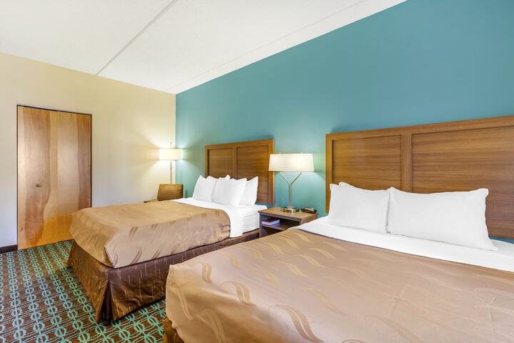 2 Queen Beds (2 of 11)
