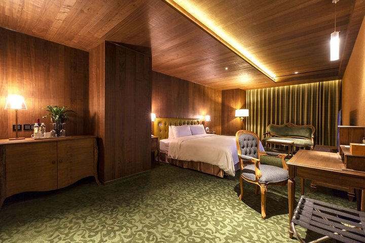 Room 32 of 80