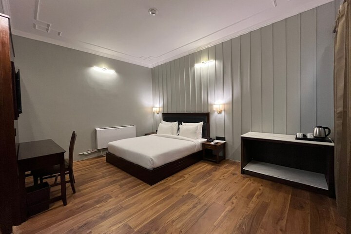 Room 6 of 13