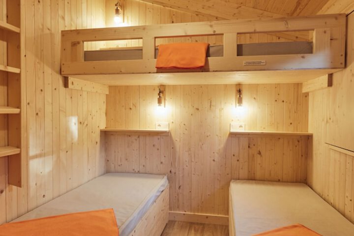 Room 4 of 18
