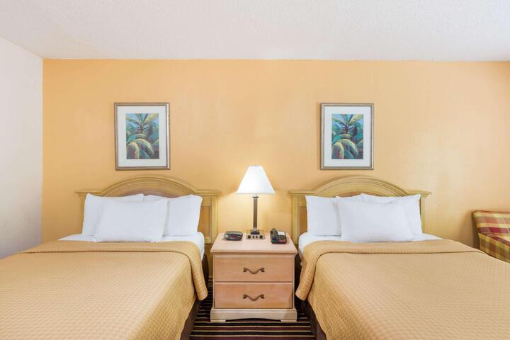Deluxe 2 Queen Beds (1 of 14)