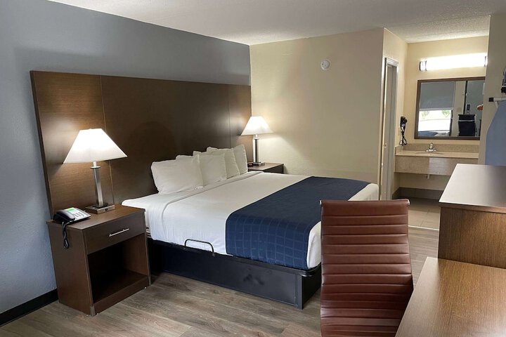 1 King Bed (15 of 21)