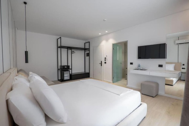 Room 11 of 100