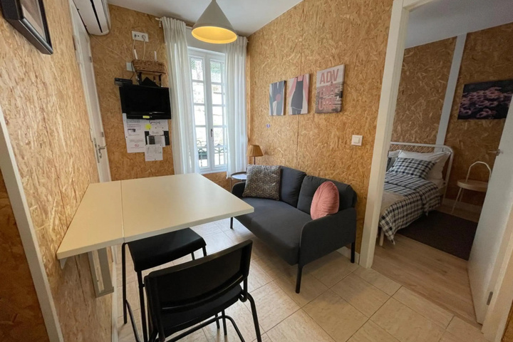 Room 2 of 10