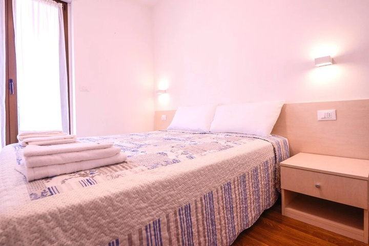 Room 5 of 18