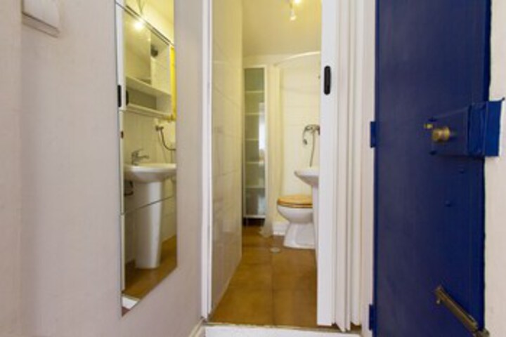 Room 5 of 10