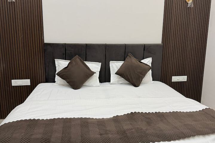 Room 11 of 36