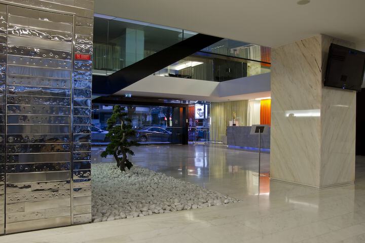 Entrance & Lobby