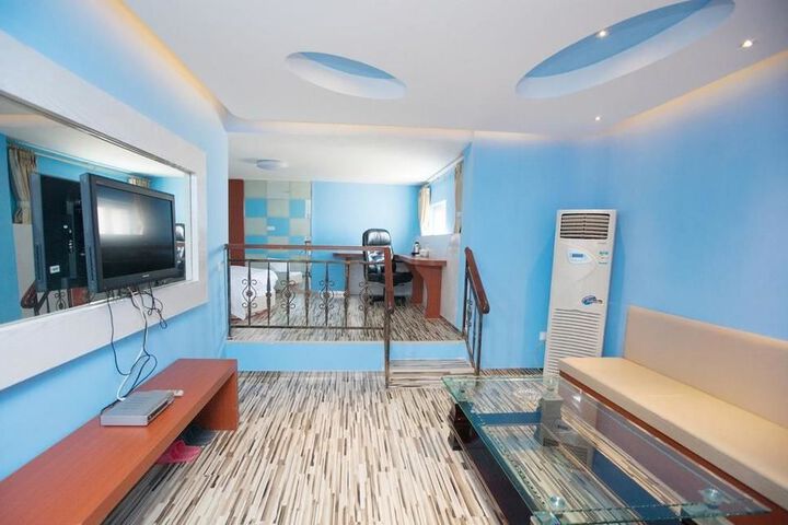 Room 4 of 17
