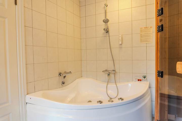 Room 8 of 10