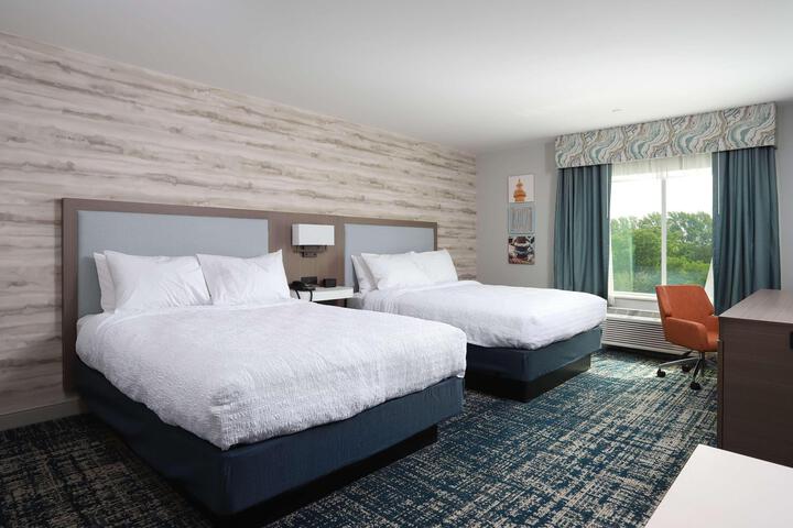 2 Queen Beds with Refrigerator (3 of 9)