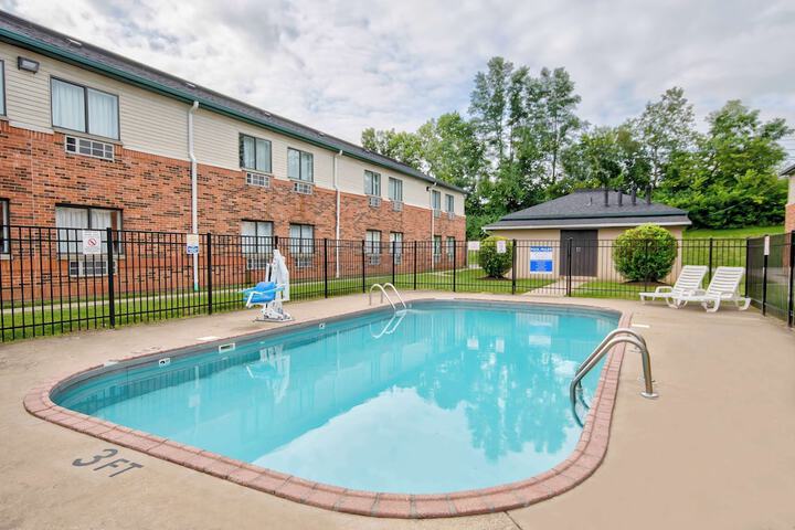 Swimming pool at Studio 6 Georgetown KY – Lexington North