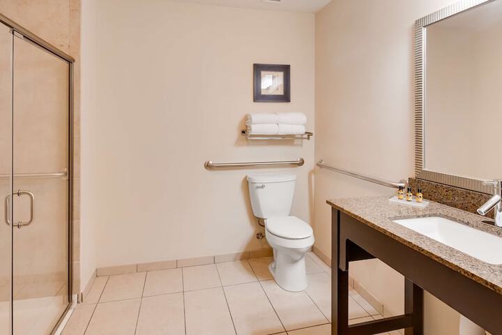 2 Queen Accessible Comm Assist Roll in Shower Full Breakfast (13 of 14)