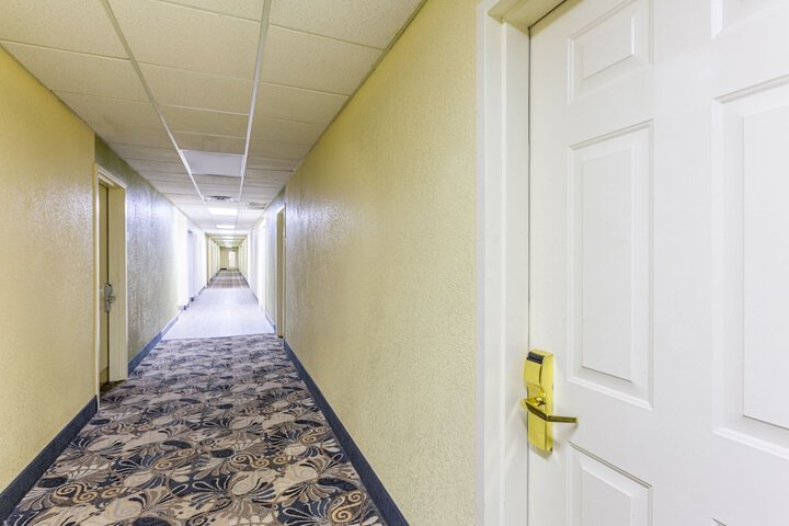 Ballroom/Hall 71 of 84