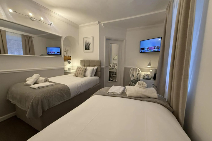 Room 2 of 8