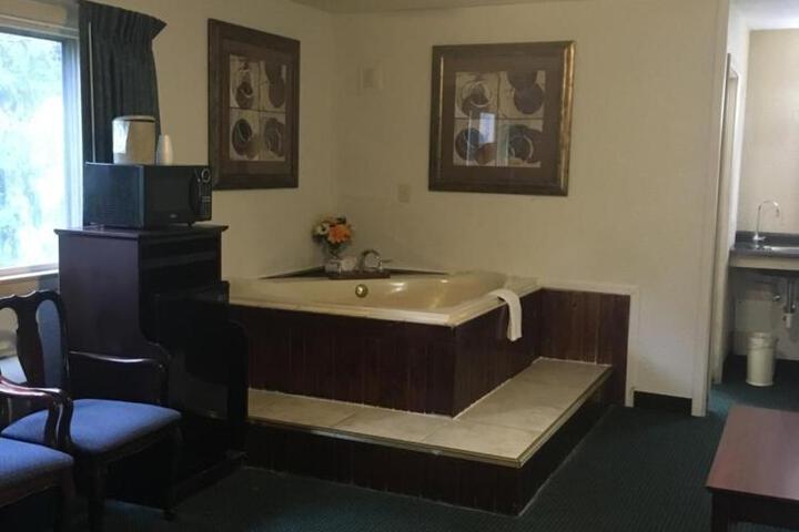 Basic Room 2 Queen Beds (1 of 2)